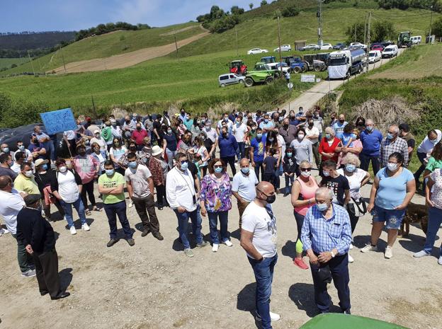 Los vecinos de Val de San Vicente defienden el puente de Sel del Rey