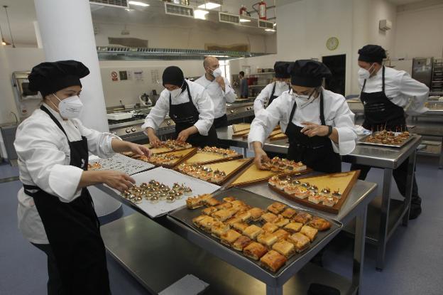 Treinta desempleados se forman durante seis meses en cocina, restauración y bar