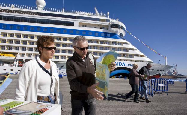 El puerto de Santander se prepara para recibir cruceros turísticos tras aprobarse su regreso