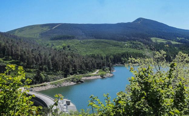 Colectivos vecinales, ecologistas y de patrimonio reclaman la suspensión del parque eólico en la Sierra del Escudo