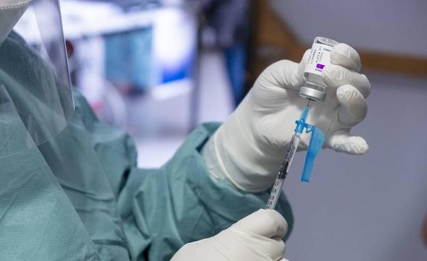 ¿Por qué vacunan antes que a mí a una persona que tiene menos años?