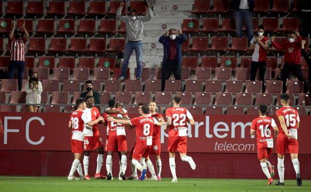 El Girona pone pie y medio en la final por el ascenso