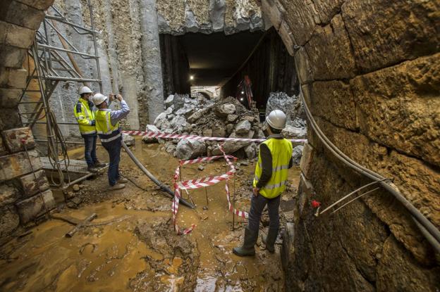 Excavado el falso túnel que da acceso a la boca del Sardinero del antiguo pasadizo de Tetuán