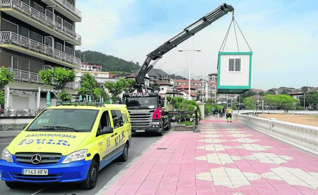 Castro Urdiales prepara sus zonas de baño para recibir a los veraneantes