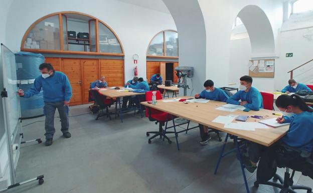 Los alumnos de la Escuela Taller Aire Libre de Castro llegan a la parte práctica de su formación