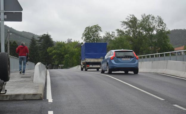 Ampuero estrena el renovado puente sobre el río Asón