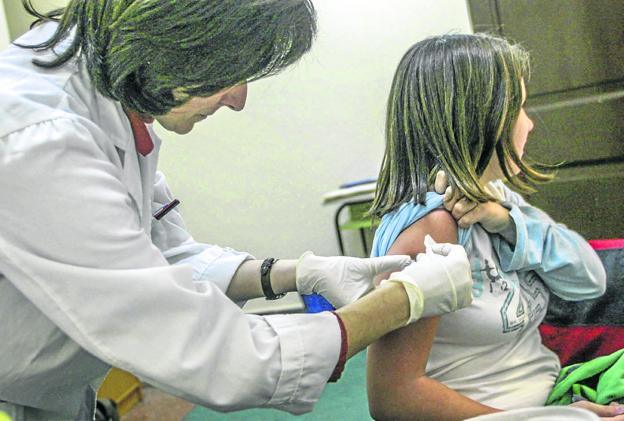 Sanidad llamará a 30.000 adolescentes de 14 a 19 años para vacunarse de meningitis