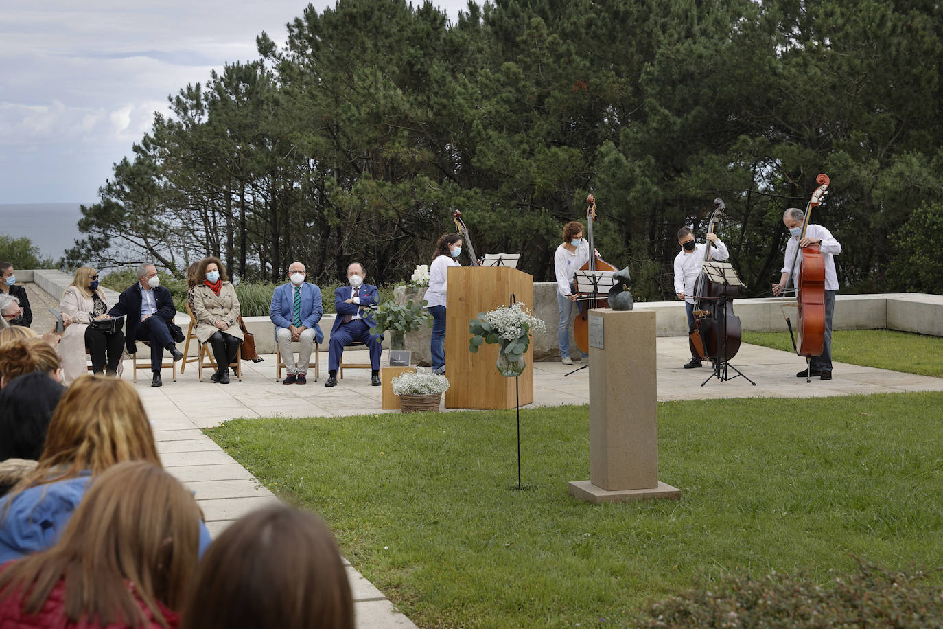 Comillas dedica una escultura a los bebés que mueren antes de nacer