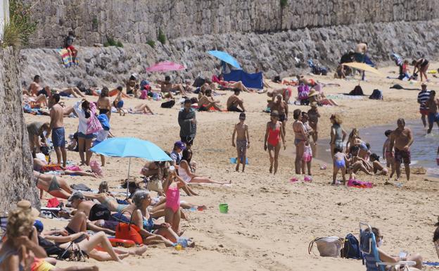 El buen tiempo y la estabilización de la pandemia llenan calles y playas de la región