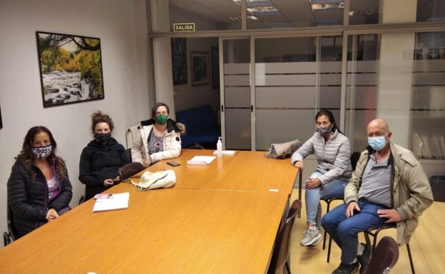 IU analiza con el comité de empresa de Cuétara la temporalidad y la subcontratación