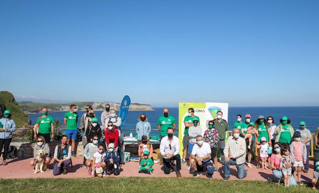 Voluntarios recogen 160 kilos de plástico en la playa de Los Locos de Suances