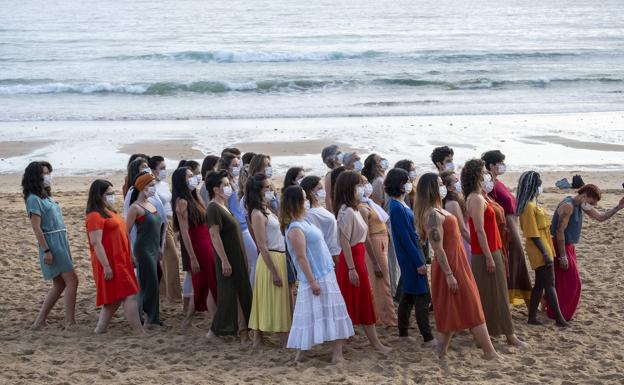 La playa se convierte en escenario para reivindicar el cuerpo de la mujer «diverso, superviviente, sin máscaras»