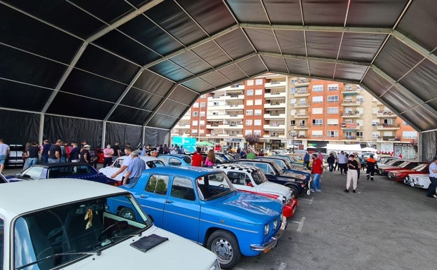 Cerca de 60 coches clásicos se dieron cita en Renedo