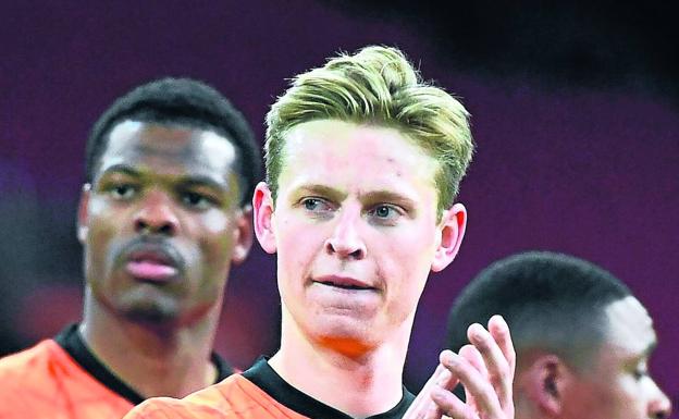 De Jong lidera a una Holanda que no logra ser mecánica