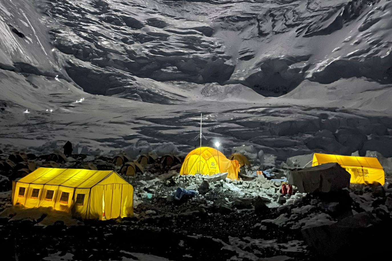 Acaba la temporada en el Everest: Dos ciclones, cuatro muertes y más de 500 cumbres