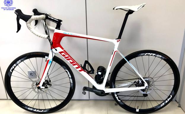 Salta a la terraza de una casa de Monte y roba una bicicleta valorada en dos mil euros