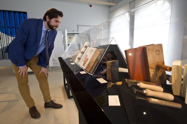 El Festival Arte Libro repasa sus hitos en una exposición en Santillana del Mar