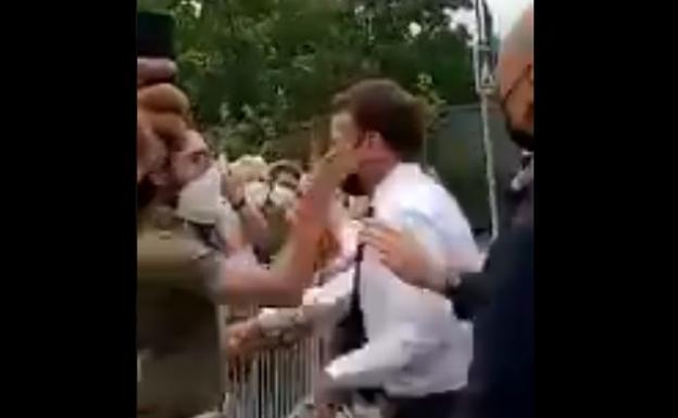 Un hombre abofetea a Macron durante su gira electoral por Francia