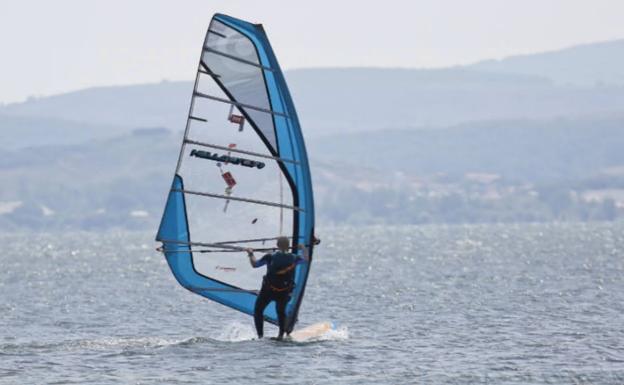 El Ayuntamiento de Campo de Yuso delimita la práctica del windsurf en el pantano del Ebro