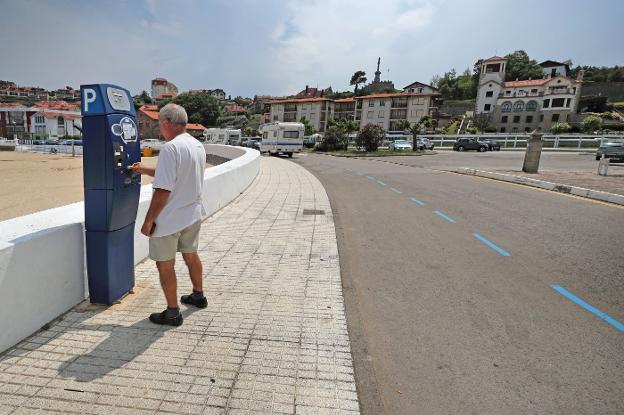 La denuncia de una empresa deja el casco urbano de Comillas sin ola este verano