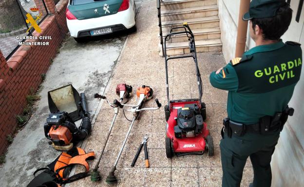 Detenidos dos veinteañeros de Maliaño por robar en un bar, una clínica veterinaria y maquinaria de una furgoneta