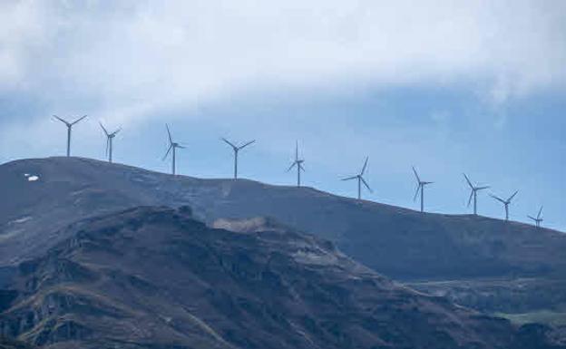 Revilla sobre los eólicos: «no se pueden poner instalaciones que se carguen el paisaje de zonas emblemáticas»