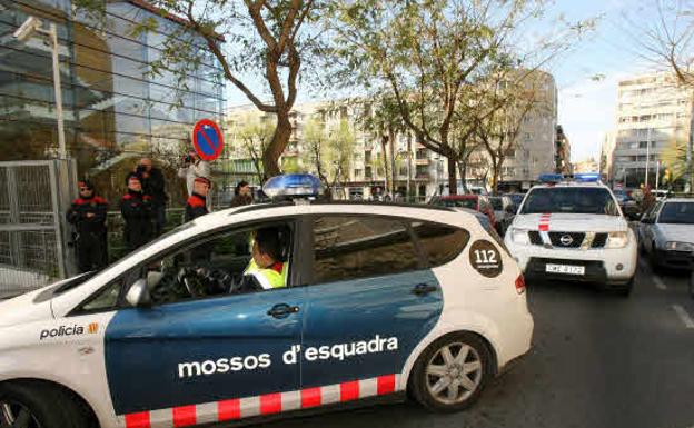 Los Mossos investigan el suicidio de una niña de 15 años en Barcelona