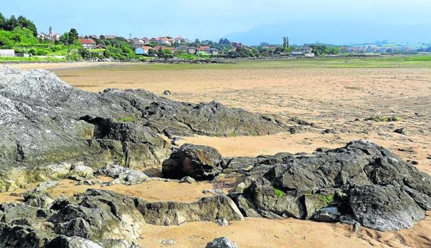 La playa de Pedreña contará este verano con servicio de socorrismo por primera vez