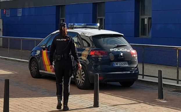 La mala borrachera de una joven en Santander: ataca a un repartidor, le roba el patinete a otro y pega a la Policía