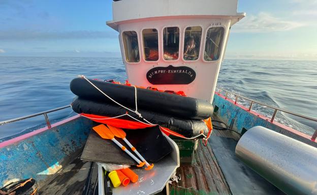 Un pesquero rescata ilesos a los dos tripulantes de un barco que se fue a pique en San Vicente