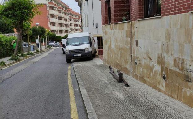 Una furgoneta sin nadie al volante recorre 220 metros y se estrella en Castro Urdiales