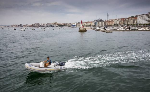 El Puerto limita a 15 nudos la velocidad en la Bahía para garantizar la seguridad de los bañistas