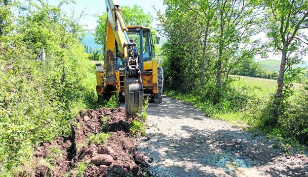 Más de 50 kilómetros de zanjas llevarán la fibra óptica a los pueblos de Campoo de Suso