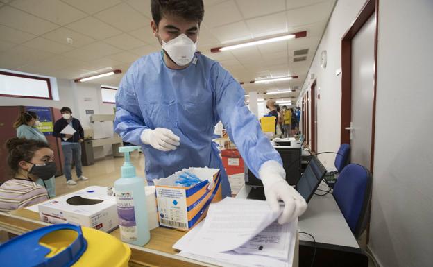 Aumenta ligeramente el número de nuevos contagios, pero desciende el de hospitalizados