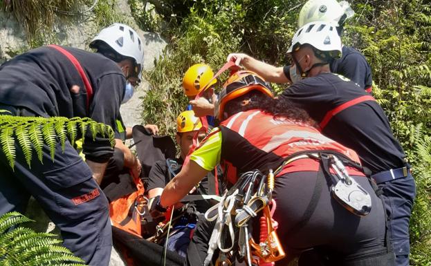 Rescatado un montañero de El Astillero que se ha dislocado una pierna en la vía ferrata de Socueva