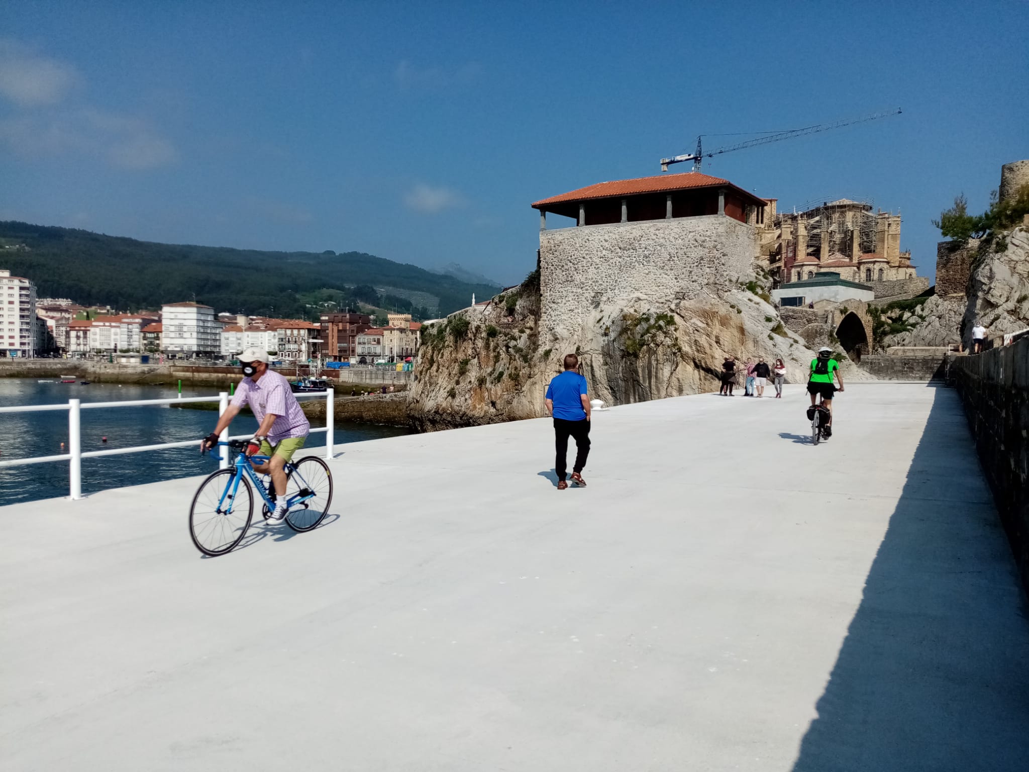 Abierto el rompeolas de Castro Urdiales tras las obras de refuerzo