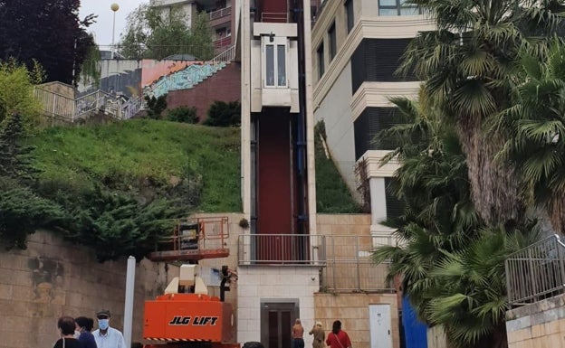 Los operarios inician este lunes los trabajos de cerramiento de la estructura del ascensor de Santa Catalina, en Castro