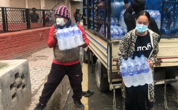 La ONG Ruta 6 de Cabezón de la Sal pide ayuda para proveer de agua a la población de Katmandú