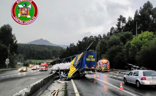 Un camión se parte en dos y queda subido a la mediana de la A-8, a la altura de Sámano