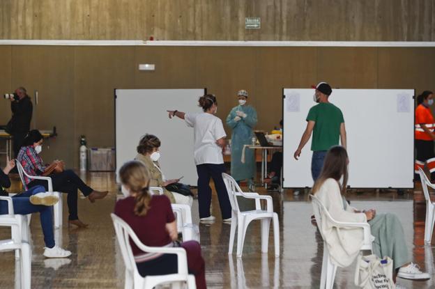 El 70% de los cántabros estará vacunado en mes y medio si sigue el ritmo de la campaña