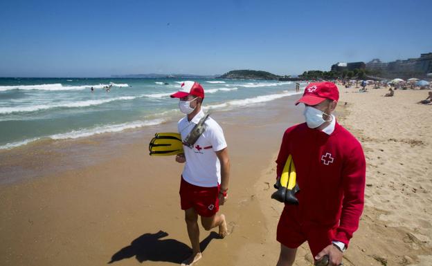 Revilla espera que no haya que llevar mascarilla en la playa en julio