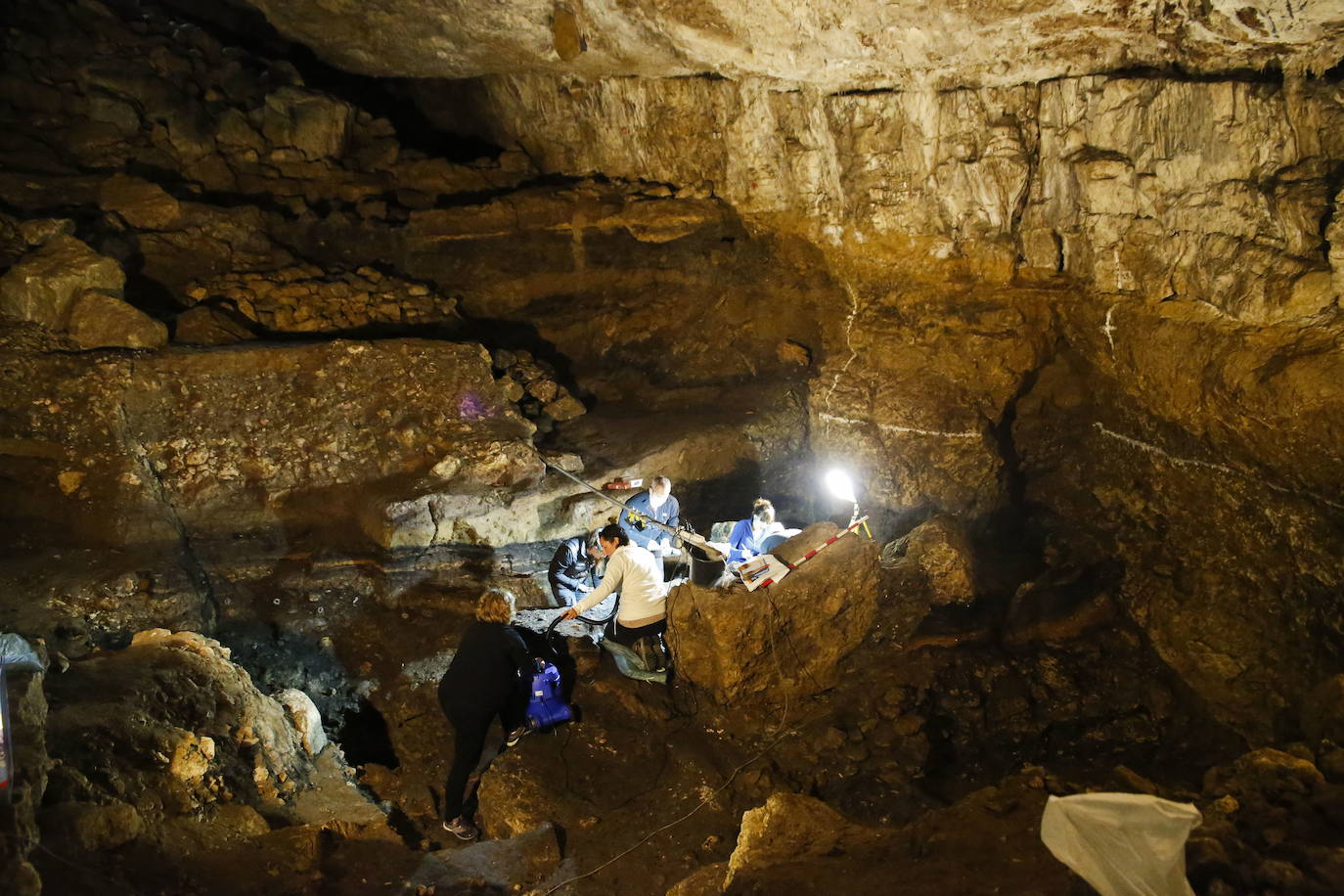 Investigadores de Cantabria reproducen la iluminación original de las cuevas prehistóricas