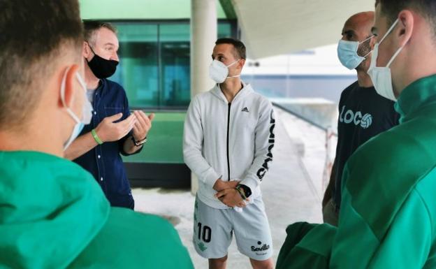 Sergio Canales visita a los canteranos del Racing