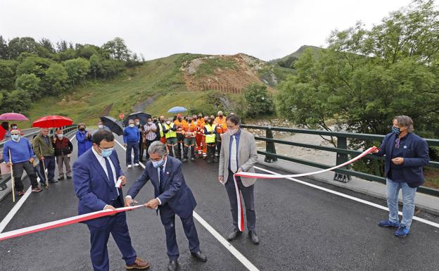 Inaugurado el nuevo puente de Ruente a Monte Aa, que garantiza el paso de los vecinos