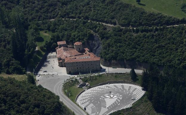 Cantabria rehabilitará los monasterios de Santo Toribio y Santa María de Piasca y construirá ocho albergues