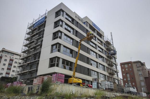 El edificio de la S-20 reanuda las obras a pesar de la disputa con los propietarios