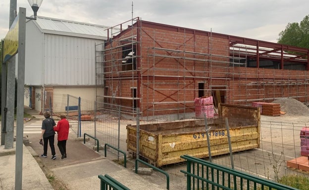 La ampliación del pabellón de Entrambasaguas finalizará el próximo mes