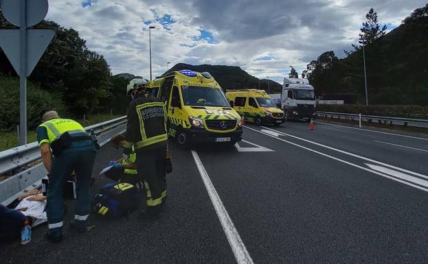 Cuatro heridos, uno de ellos muy grave, en un accidente múltiple en la A-8 a la altura de Liendo