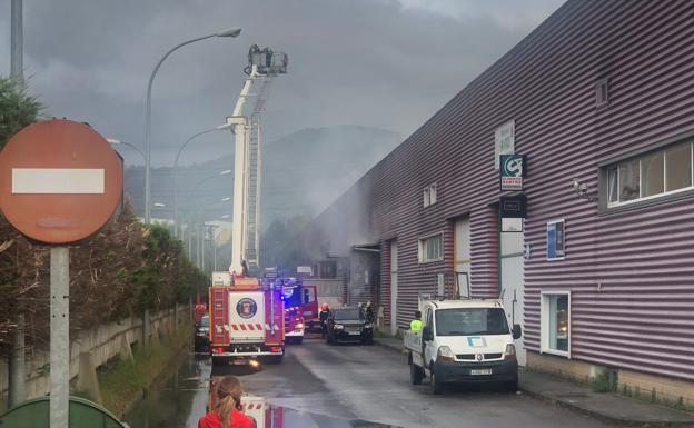 Extinguido un incendio originado en una nave del polígono de Guarnizo