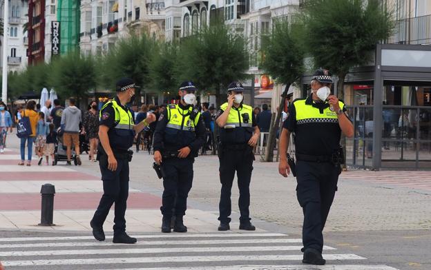 Quiñones pide a los alcaldes que atajen la falta de efectivos de las policías locales